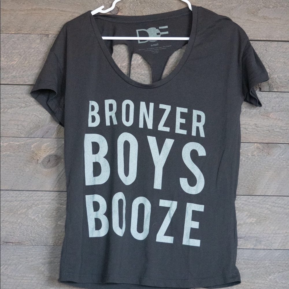 Graphic tee with cut out skull